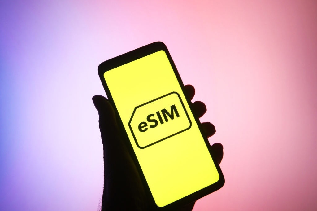 报告显示 eSIM 已经在欧洲和亚洲流行，分析师称苹果 iPhone 14 系列或提供仅支持 eSIM 的版本