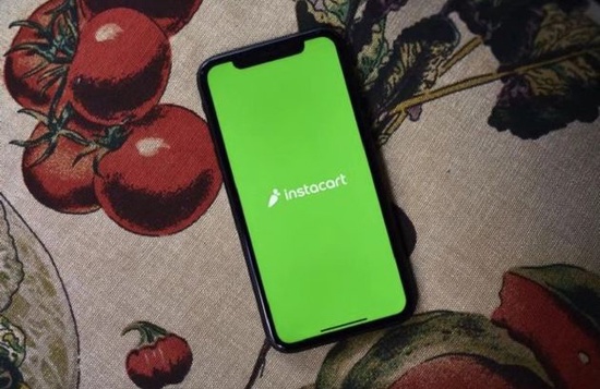 美国生鲜电商 Instacart 风光不再：估值大幅下调，削减近百亿美元